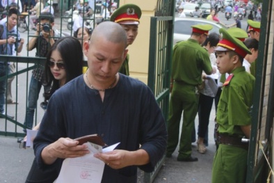 Vợ bầu Kiên đến tòa luôn có vệ sĩ 'đầu trọc' hộ tống